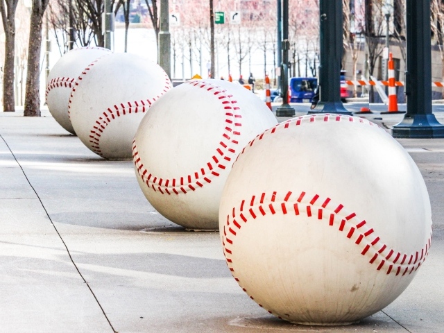 Большие бетонные бейсбольные мячи