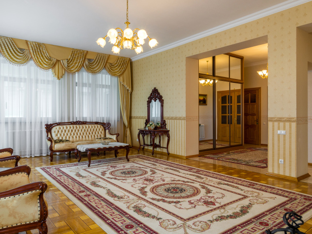 Большая гостиная комната с ковром