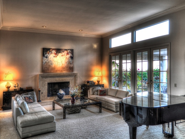 Большая гостиная с камином и большим черным роялем