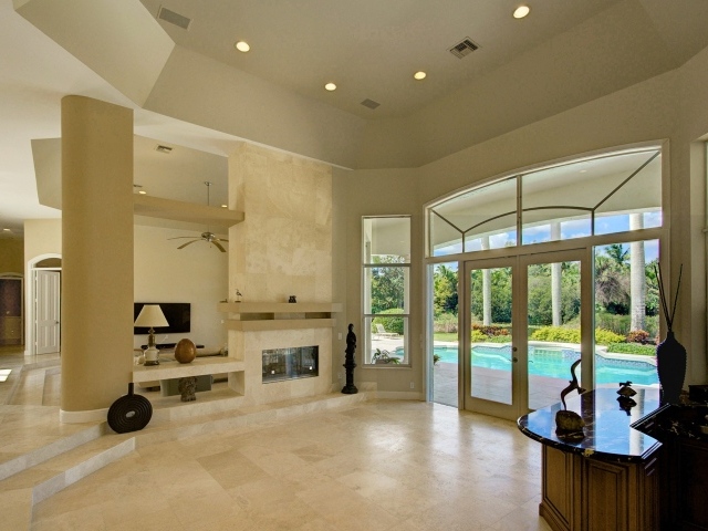 Большой просторный дом с выходом к бассейну