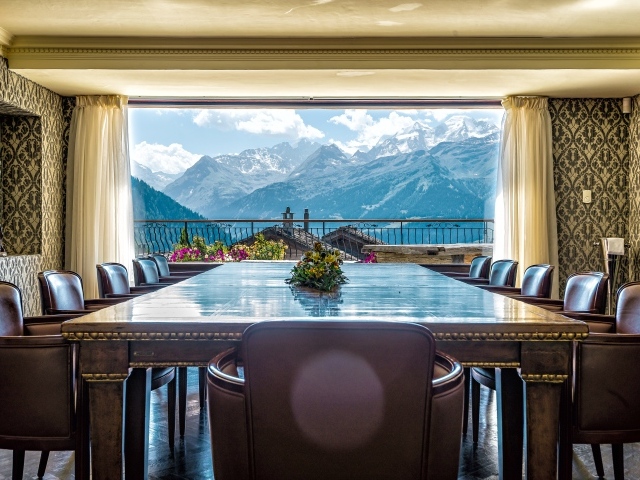 Большой стол и стулья в гостиной с красивым видом из окна