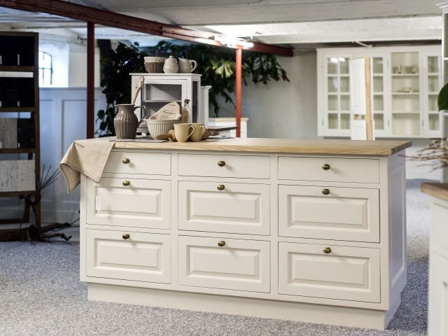 Большой белый комод в комнате