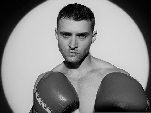 Мужчина боксер черно-белое фото