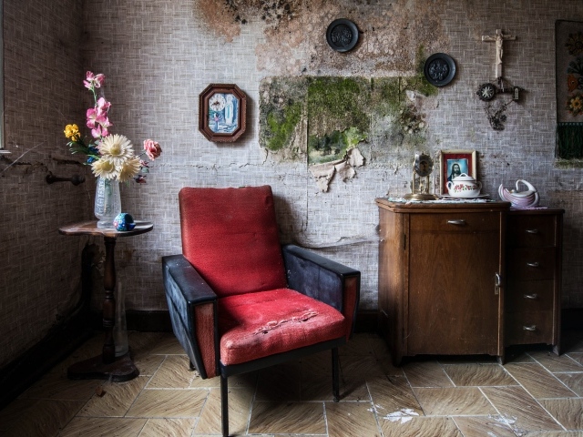 Старая комната с красным креслом