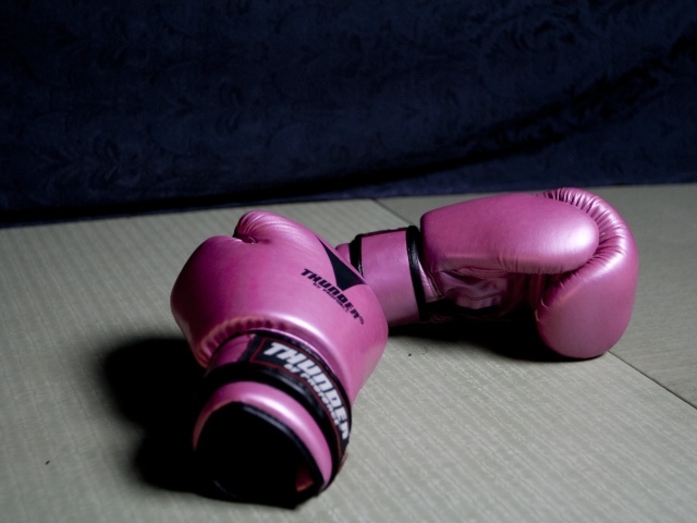 Розовые боксерские перчатки на столе 