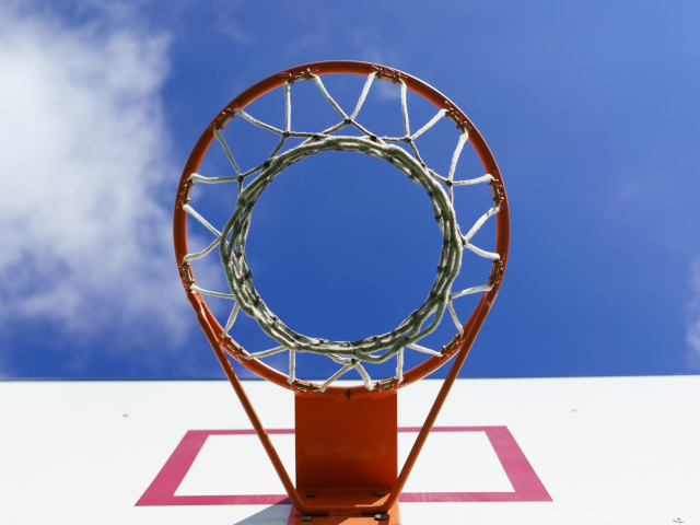 Круглое баскетбольное кольцо на фоне неба