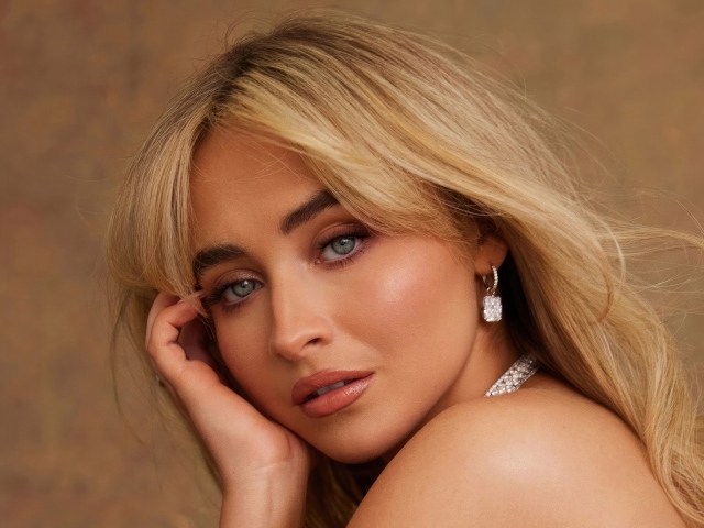 Грустная молодая актриса Сабрина Карпентер