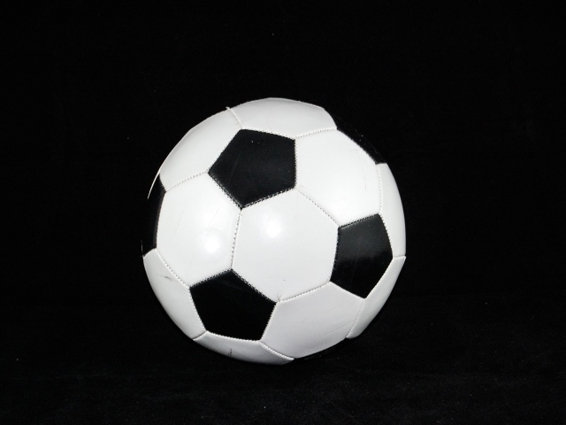 Футбольный мяч на черном фоне крупным планом