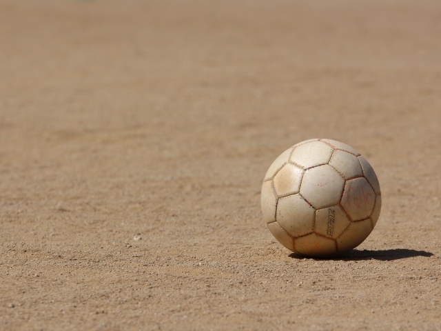 Футбольный мяч на песке 