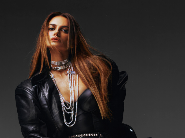 Эффектная Пенелопа Крус в черной кожаной куртке