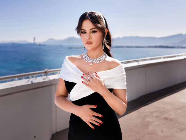 Милая Селена Гомес в платье у моря