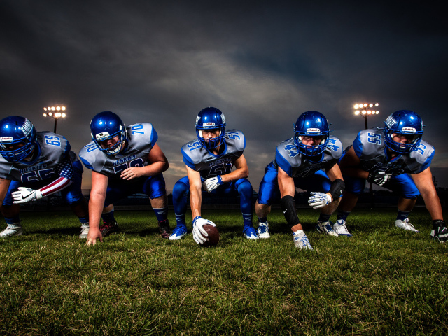 Команда игроков в американский футбол на поле