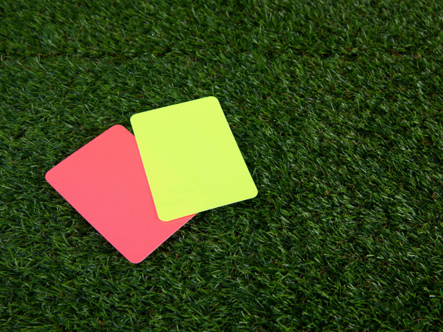 Две карточки на футбольном поле