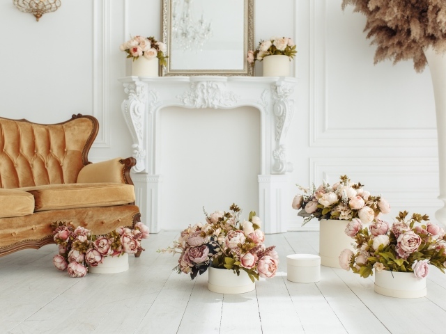 Винтажная мебель в комнате с цветами