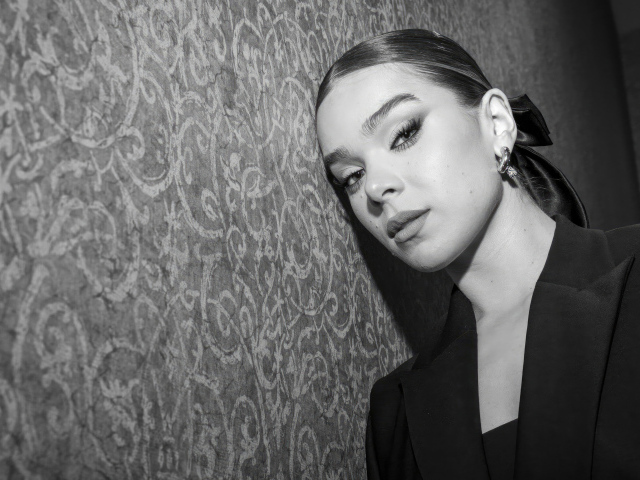 Молодая американская актриса Хейли Стейнфилд у стены