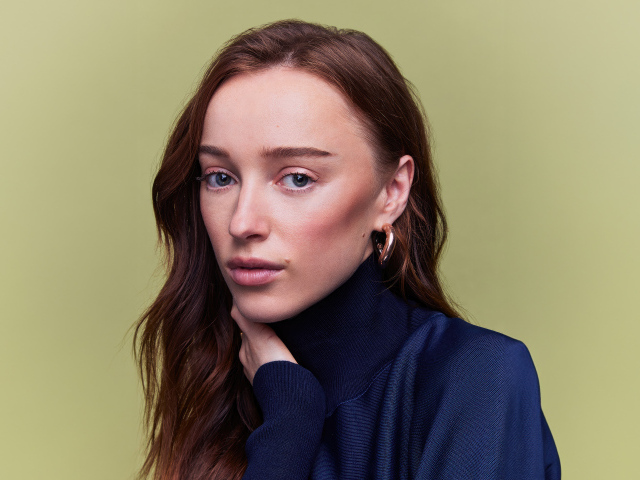 Молодая британская актриса Фиби Дайневор