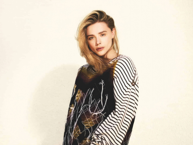 Молодая девушка блондинка актриса Хлоя Грейс Морец