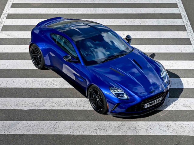 Синий автомобиль Aston Martin Vantage 2025 года вид сверху