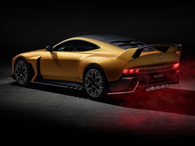 Дорогой золотистый автомобиль Aston Martin Valiant 2024 года