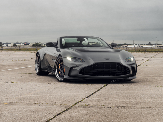 Серый автомобиль Aston Martin Vantage V12 Roadster на взлетной полосе