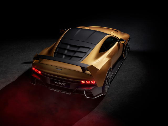 Вид сзади на спортивный автомобиль Aston Martin Valiant 2024  года
