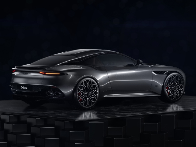 Вид сзади на автомобиль Aston Martin DBS Superleggera
