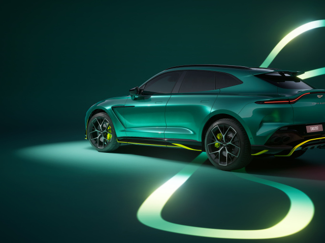 Вид сбоку на зеленый автомобиль Aston Martin DBX707 AMR24