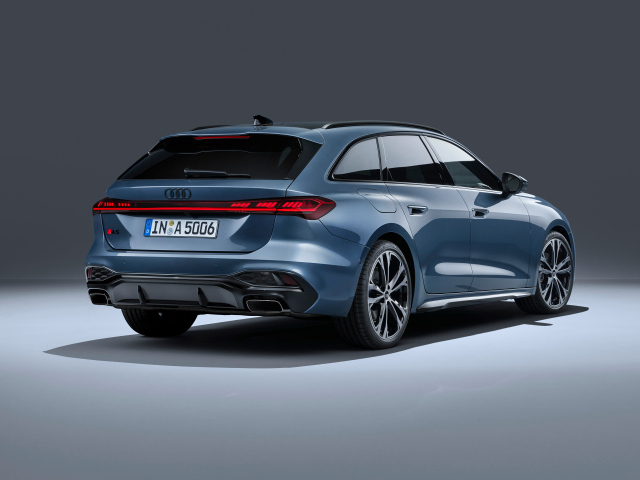 Вид сзади на автомобиль Audi A5 Avant TFSI quattro S line 2024 года на сером фоне