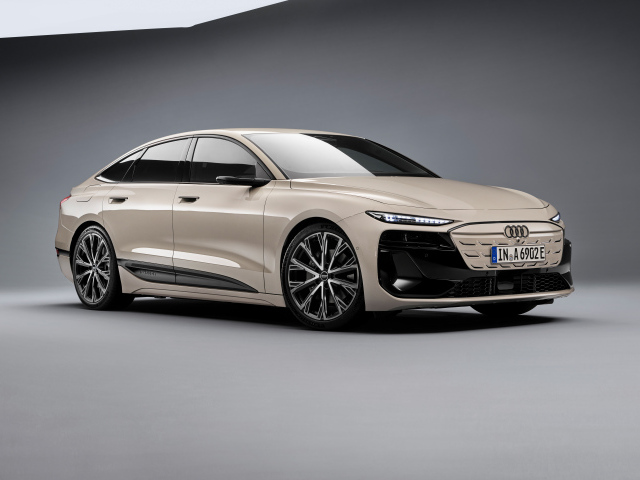 Авто Audi A6 Sportback e-tron performance 2024 года на сером фоне