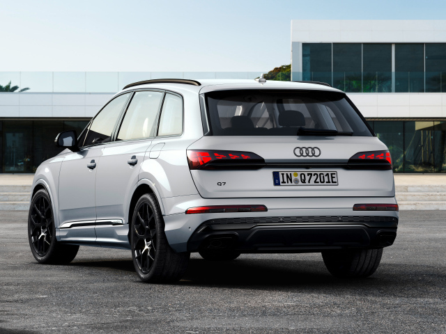 Вид сзади на автомобиль Audi Q7 55 TFSI E Quattro 2024 года