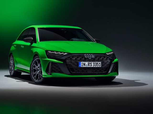 Зеленый автомобиль Audi RS 3 Sportback 2024 года