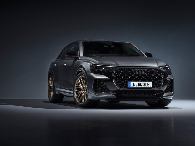 Автомобиль Audi RS Q8 2024 года на сером фоне
