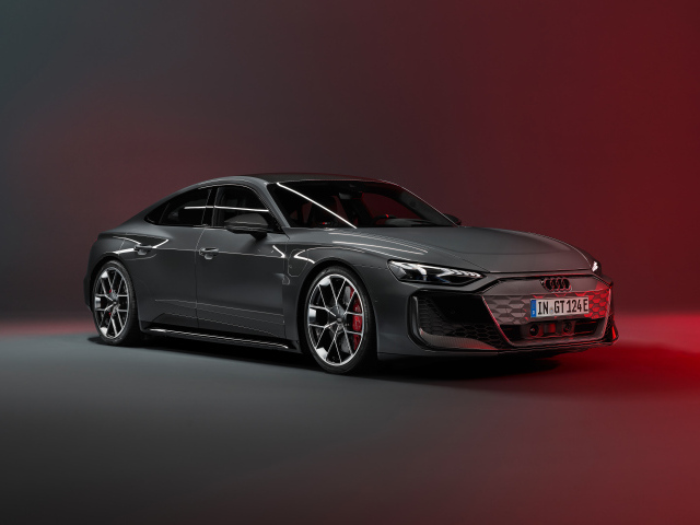 Автомобиль Audi RS e-tron GT 2024 года на красном фоне