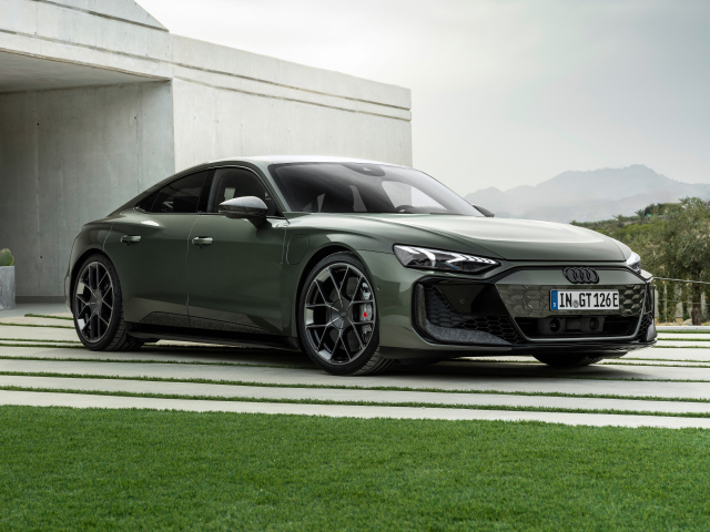 Автомобиль Audi RS e-tron GT performance 2024 года болотного цвета