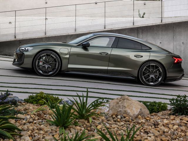 Вид сбоку на автомобиль Audi RS e-tron GT performance 2024 года