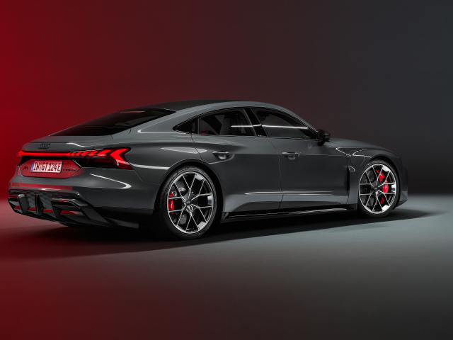 Вид сзади на автомобиль Audi RS e-tron GT 2024 года