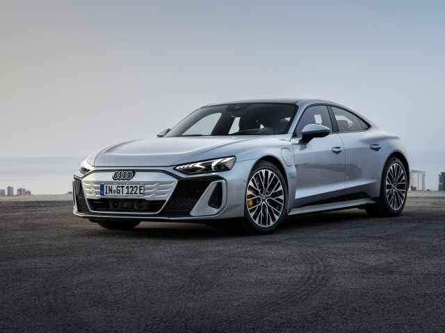 Серебристый автомобиль Audi S e-tron GT 2024 года