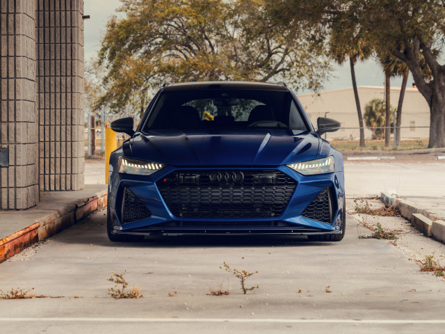 Вид спереди на синий автомобиль Blue Audi RS6 Avant