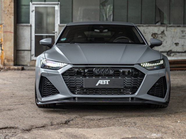 Вид спереди на серый автомобиль  ABT Audi RS7-S 2024 года