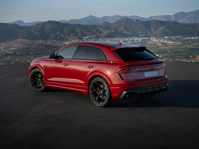 Вид сзади на красный автомобиль Audi RS Q8 performance 2024 года