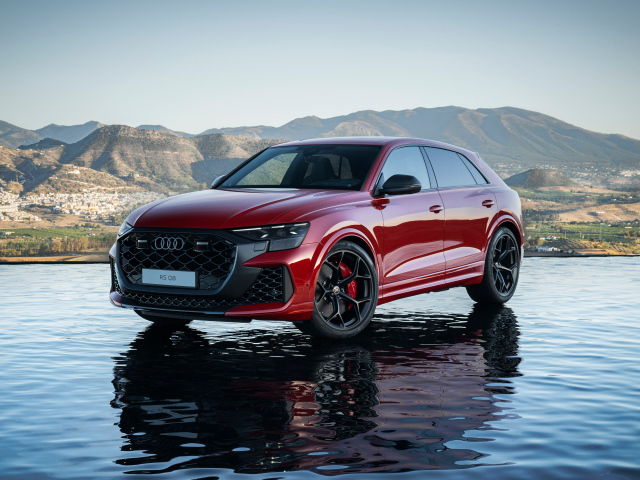 Красный Audi RS Q8 performance 2024 года в воде