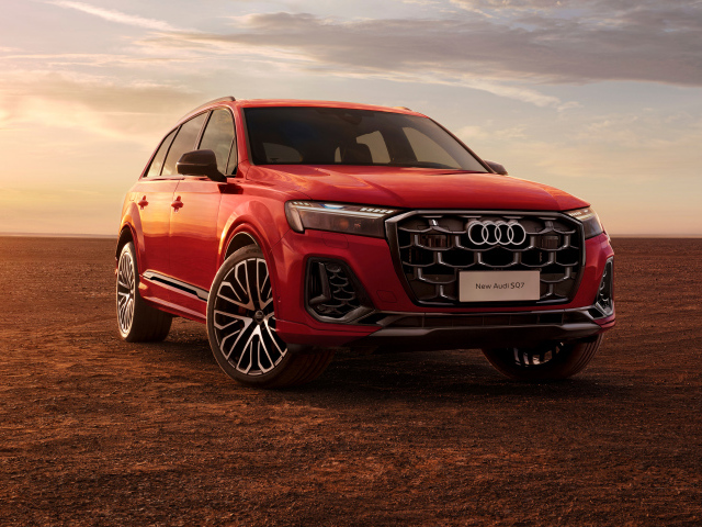 Красный Audi SQ7 TFSI 2024 года на фоне неба