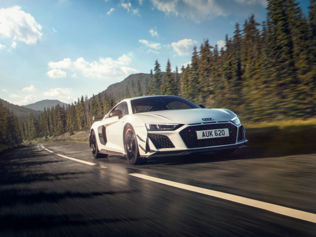 Белый автомобиль Audi R8 coupé V10 GT