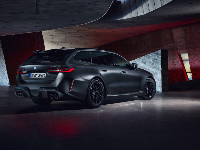 Автомобиль BMW M5 Touring 2024 года вид сзади