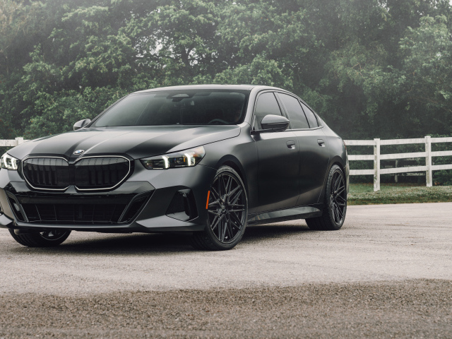 Черный автомобиль BMW 530i Matte