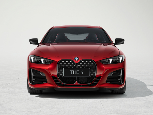 Вид спереди на красный автомобиль BMW 430i Coupé M Sport 2024 года
