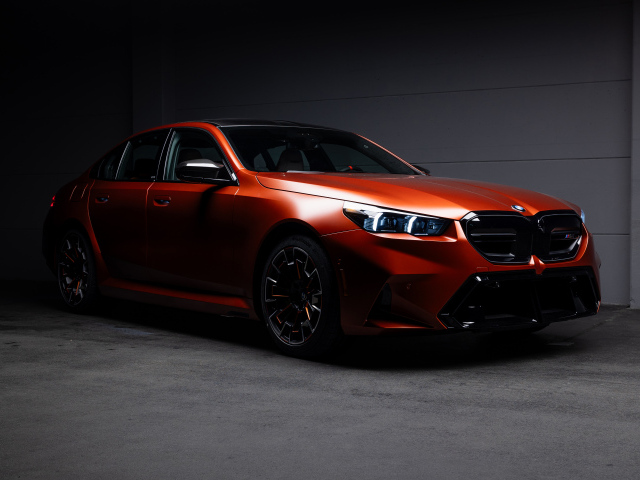 Красный автомобиль BMW M5 2025 года в гараже
