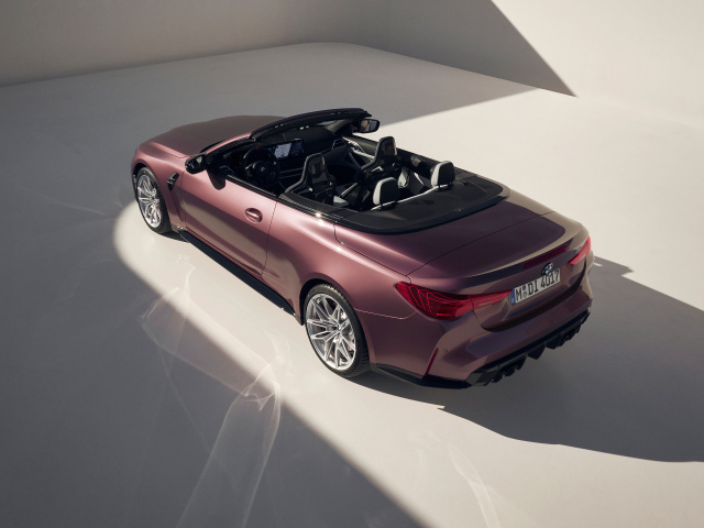 Вид сверху на автомобиль BMW M4 Competition M xDrive Cabrio 2024 года