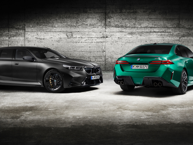 Два автомобиля BMW M5 2024 года на фоне серой стены