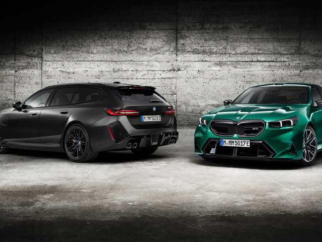 Два автомобиля BMW M5 2024  года у стены